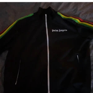 Palm angels  - En limiterad Palm angels tröja i gott skick.  Storlek L men passar M Pris från tex goat eller stockx pendlar mellan 5-8 tusen