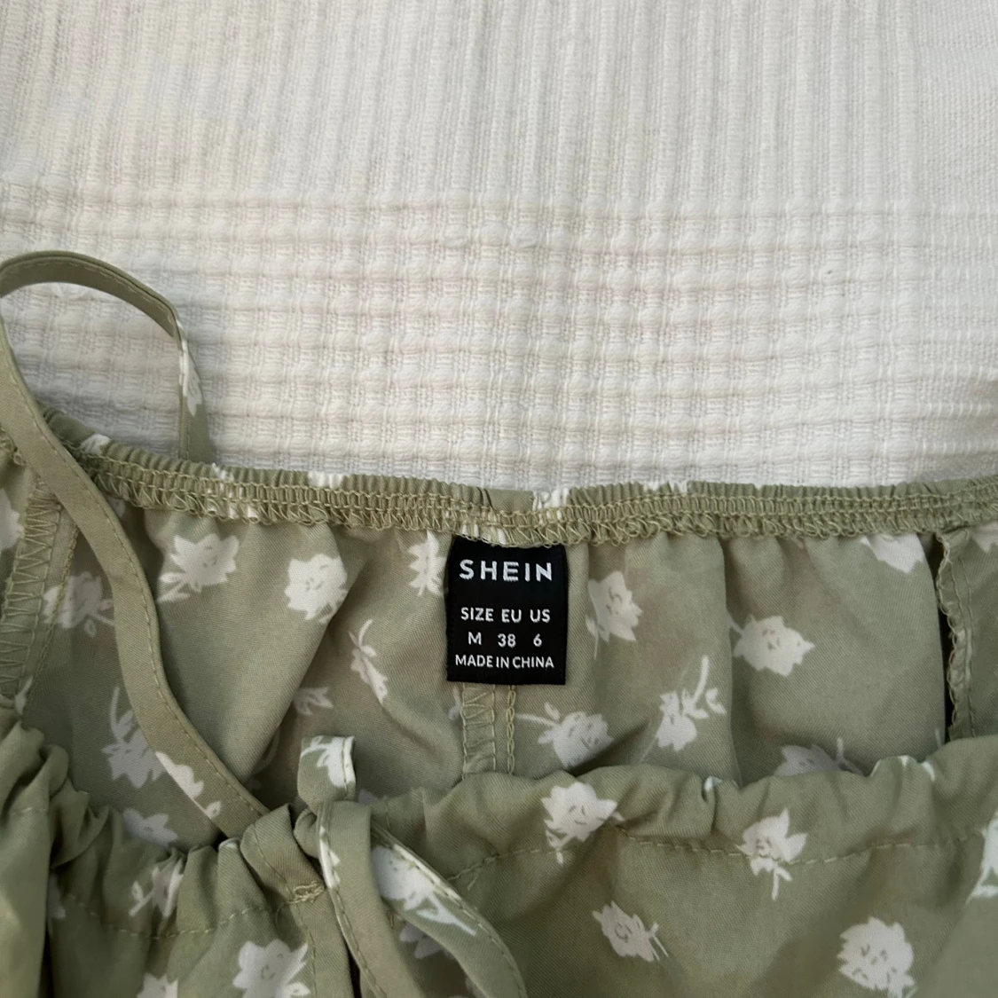 Grön blommig klänning från Shein - 90