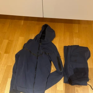  nike teech tracksuit - En mörk blå nike teech tracksuit, 8/10 skick.