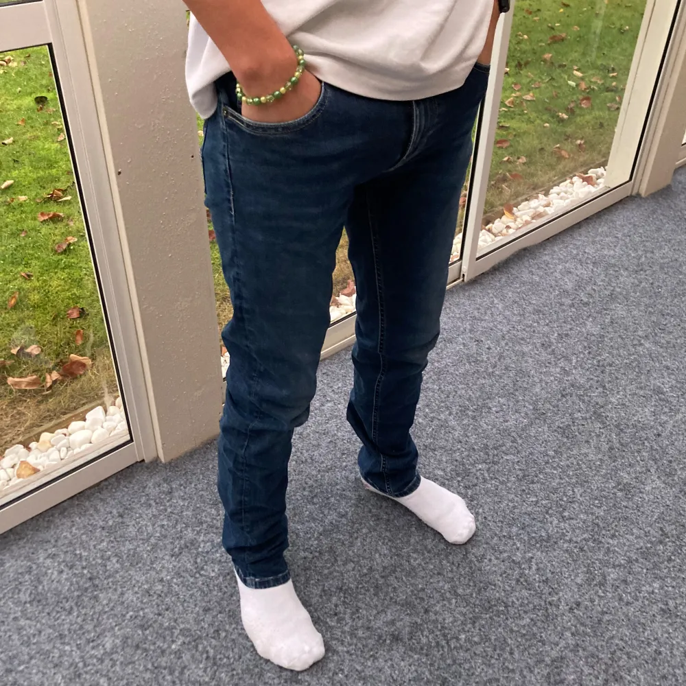 Säljer ett par fina Replay jeans med skön tvätt! Står storlek W27 L32 men skulle nog säga att de sitter som en W28 L32. Modellen är 172cm. Skickar så fort jag kan!. Jeans & Byxor.