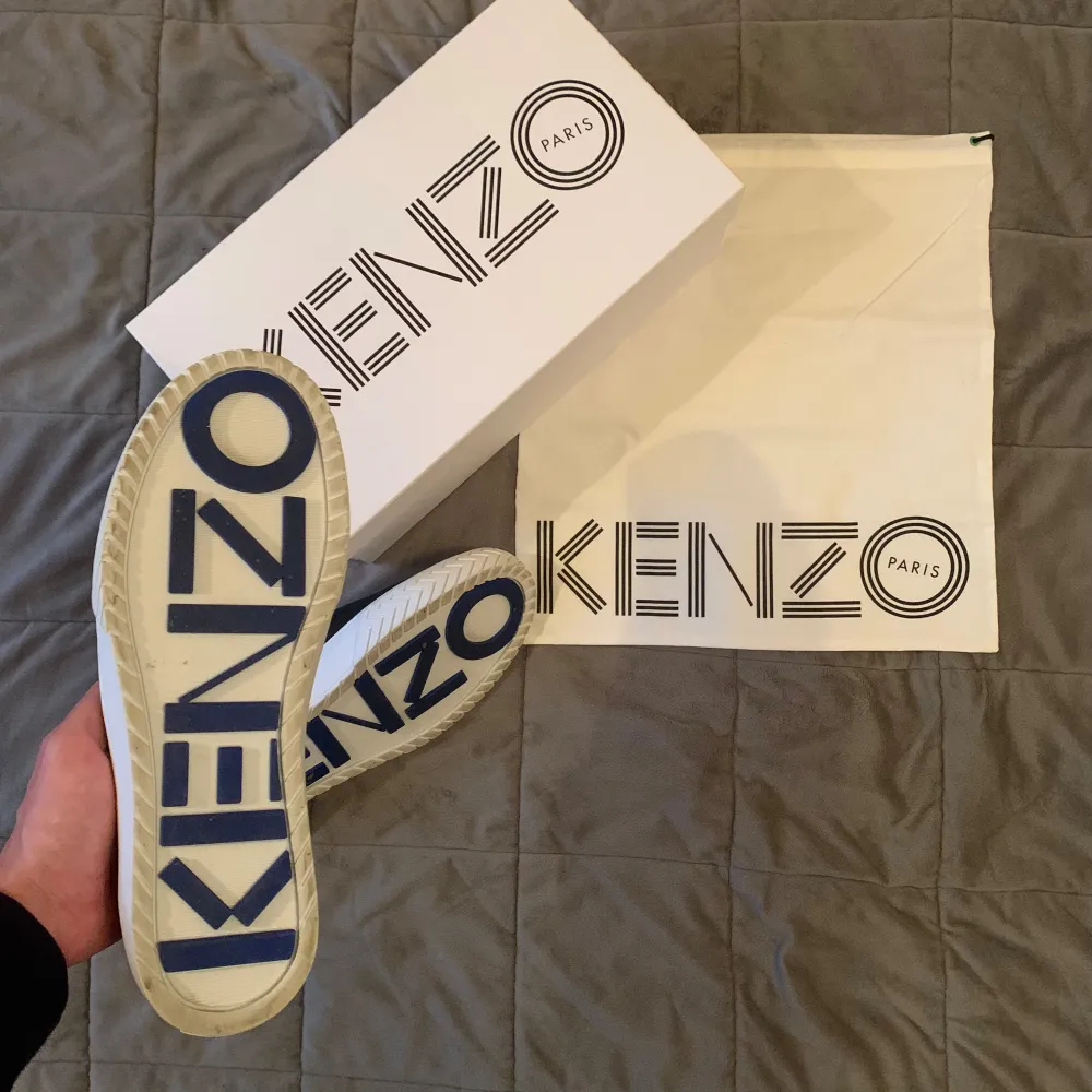 Kenzo skor (slip ons) i superbra skick. Nypris 1800, mitt pris 500kr. Storlek 43  Skick 9/10 Allt på bilden medföljer!. Skor.