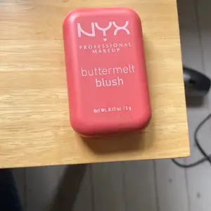 Säljer en Nyx butter melt blush  Den är öppnad men aldrig använd  Köpt för 150 säljer för 125kr 