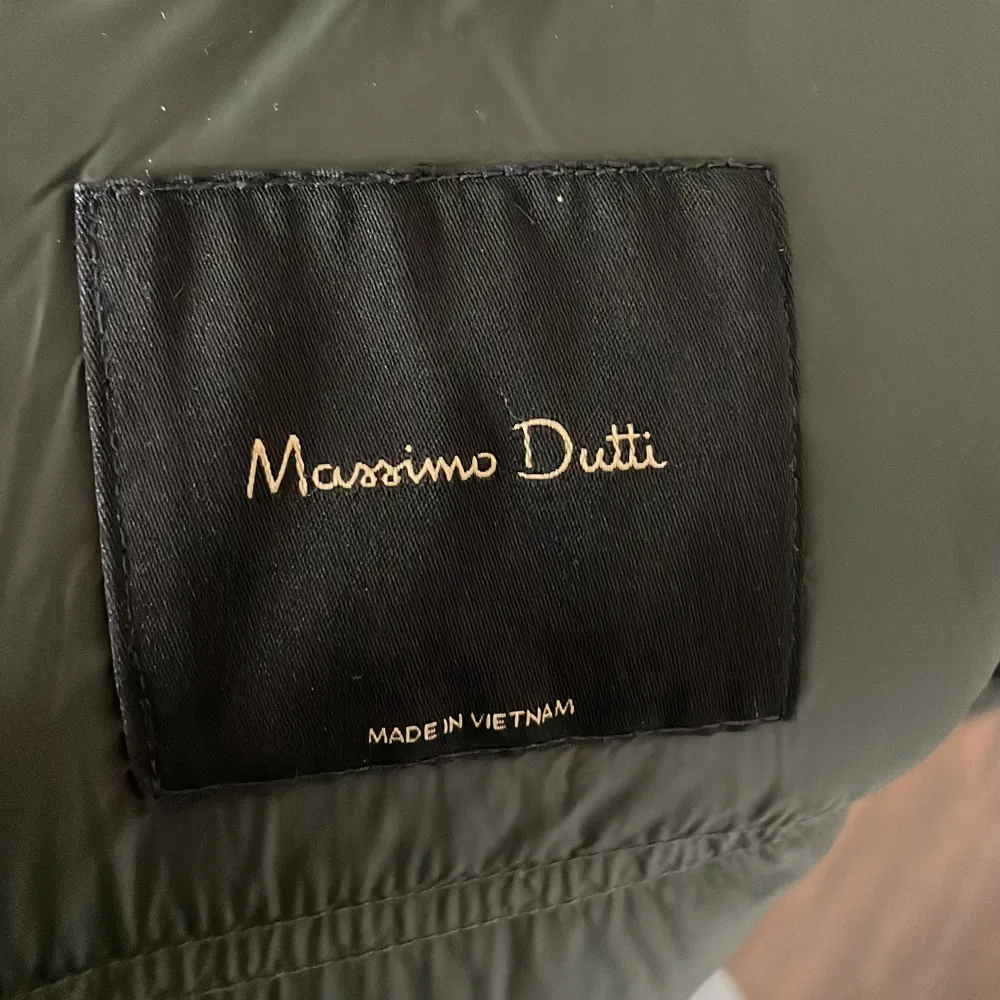 Skit snygg grön vinterjacka från Massimo dutti i storlek S💚 Nypris är 2100kr & jackan är i bra skick😊. Jackor.