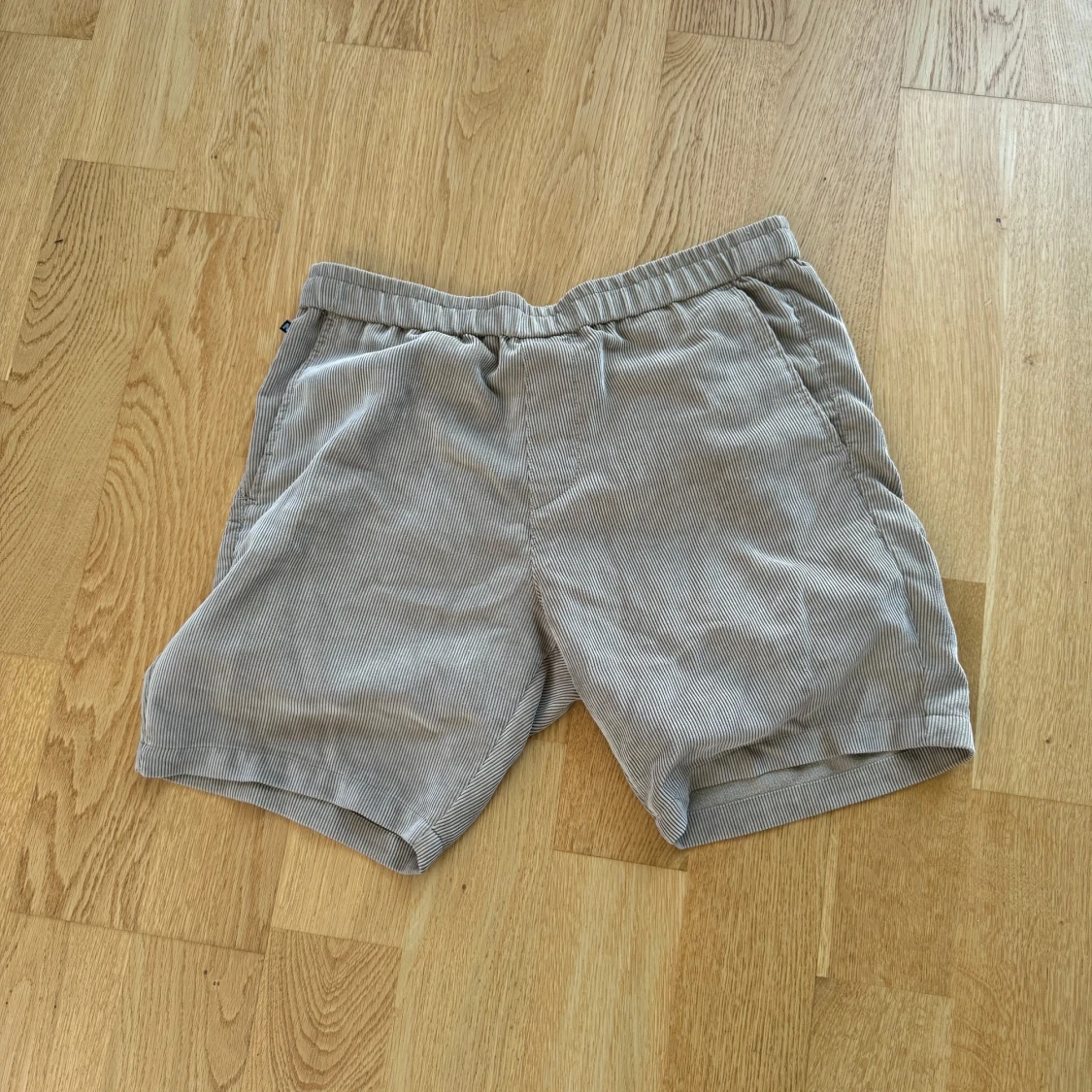 Grå randiga shorts - 90