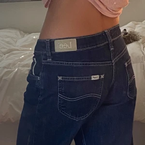 Lee jeans - Jane cuffed jeans i storlek W26L31, skulle säga passar S I jättefint skick 💕 Innerbenslängd 76cm Midjemått 43cm  Nypris 999kr