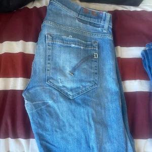 Dondup George  - Hej! Säljer mina dondup George jeans i ett medelskick där av priset (defekt mellan benen som man ser på bild 5 men syns inte när man använder jeansen och går i dom annars 7/10 skick och bra passform 