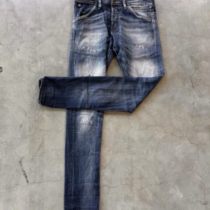 Jack and Jones jeans  - Ett par sjukt snygga Jack and Jones jeans i mycket fint skick🥳🥳🤩 dessa jeans är i storlek 29/32🥳🥳 Säljer de för 350kr!!🤩💸🎉 Vid minsta fundering kontakta mig🥳🥳!!