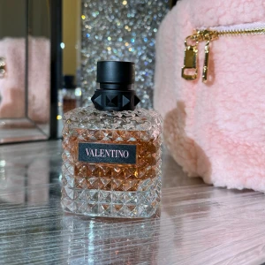 Valentino  - Donna Born In Roma EdP 100 ml, åtminstone 85% kvar i den.   