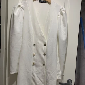 Vit klänning  - Bra skick vit klänning från Prettylittlething storlek 32