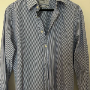 Charles Tyrwhitt skjorta - Slim fit. Strålande skick.   Se strl guide:  https://www.charlestyrwhitt.com/eu/mens-shirts/