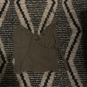 Grön/grå topp - Jättefin och knappt använd  Lite genomskinlig på magen 