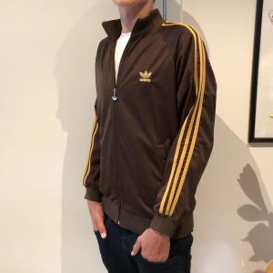 Adidas wct retro tröja - Säljer nu min Adidas wct retro tröja. Den är knappast använd! Storlek L. Skick 9/10.  Har ni några frågor så är det bara att fråga!