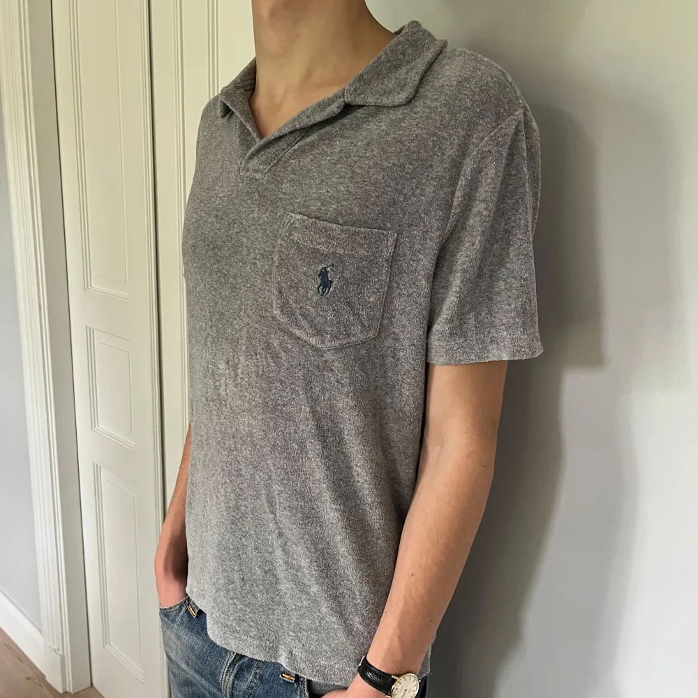 Jättefin helt ny Ralph lauren frotté tröja. Modellen på bilden är 180cm. Skriv vid fler frågor eller funderingar!. Skjortor.