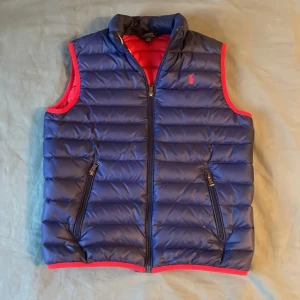 Ralph lauren väst - Säljer nu min Ralph Lauren väst då den har blivit för liten för mig. Västen är i bra skick.