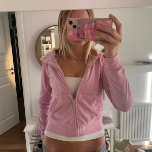 Juicy kofta - Super söt Juicy Couture kofta i storlek S🩷🩷🩷