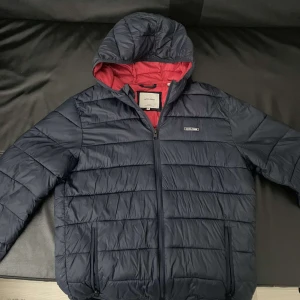 Jack and jones jacka - Svart Jack and jones jacka i bra skick inga fläckar/skador