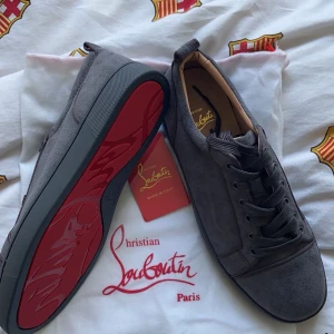 Loubutin skor - Byter gärna mot andra skor om ni har  Har bara kortet och påsen kvar till skorna