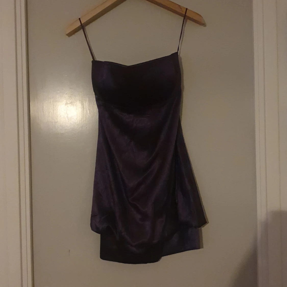 Lila axelbandslös klänning