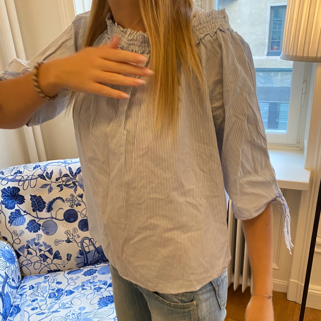 Söt blårandig blus  - 92