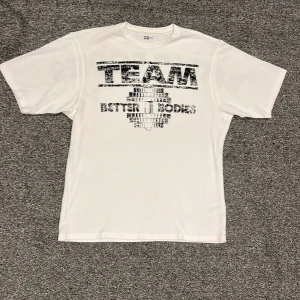 Better Bodies Träningströja - En väldig hög kvalite träningströja (stor i storleken) som är i nyskick, inte använd någon gång. Säljer för att den är för stor, hör av er om ni har några frågor!