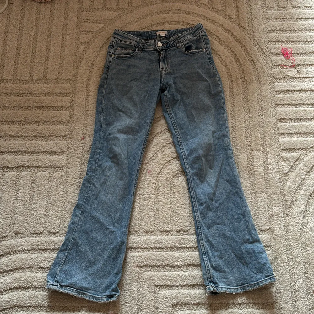 Säljer dessa jättefina low waist jeans ifrån Gina i strl 146💙 Säljer pga använder inte längre och för korta för mig❤️. Jeans & Byxor.