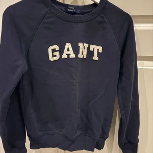 Gant hoodie  - Marinblå Gant hoodie  Använd några gånger 