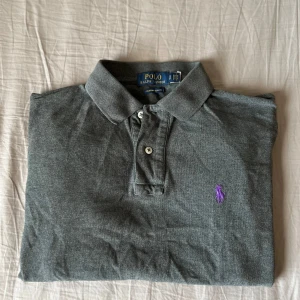 Ralph Lauren Piké  - Hej! Säljer en grå Ralph Lauren piké i väldigt bra skick. Skriv vid frågor eller funderingar!😁