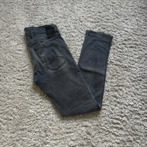 Replay jeans - Väldigt fina Replay anbass hyperflex. Bra skick och nästan aldrig använda. Hör av er vid frågor!