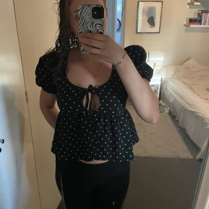 Prickig topp - Jättegullig prickig topp/blus från Ginatricot i storlek S💞