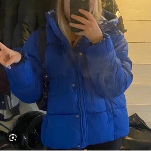 Blå pufferjacka - Säljer en snygg blå pufferjacka från lager 157. Den är i bra skick och passar perfekt för både höst och vinter. Inköpt här på plick och säljs inte längre på lager 157s hemsida💙(bild lånad från oliviatornblom)