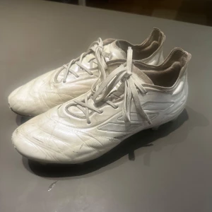 Adidas, Copa pure.1 - ELITE - Säljer ett par fotbollsskor, Adidas copa pure.1 - ELITE verisionen! Skorna är bara använda ca 2 månader. De ända defekterna är de som ni kan se på sista bilden, det är läder som slitits lite men det känns inte av när man spelar. Nypris: ~ 2500 kr.