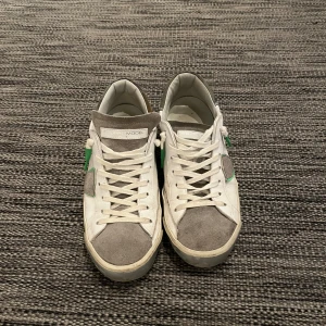 Philippe model - Tjena säljer dessa extremt snygga Philippe model i stolek 41. Dom är riktigt fräscha och en sko som är ganska eftertraktad. Box ingår.