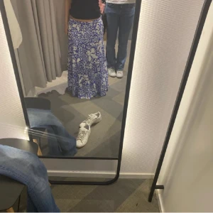 Kjol - Säljer den då den inte kommer till användning. Priset går att diskutera😊