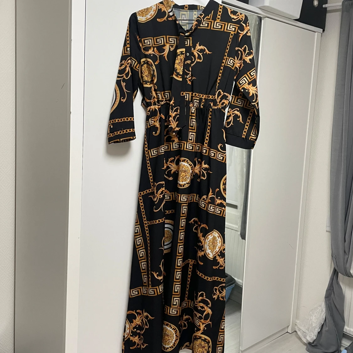 Svart och guldmönstrad långklänning - 92