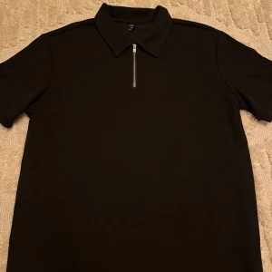 Fin T-shirt  - Svart tshirt med dragkedja