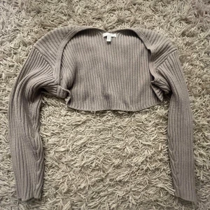 Bolero - Stickad bolero från hm som inte kommer till använding längre! Pris kan diskuteras😽💖