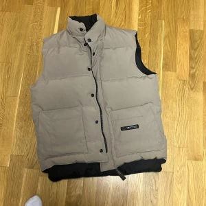 Canada goose väst - Tja nu säljer jag min feta Canada goose väst i storlek m pris kan diskuteras vid snabb affär 