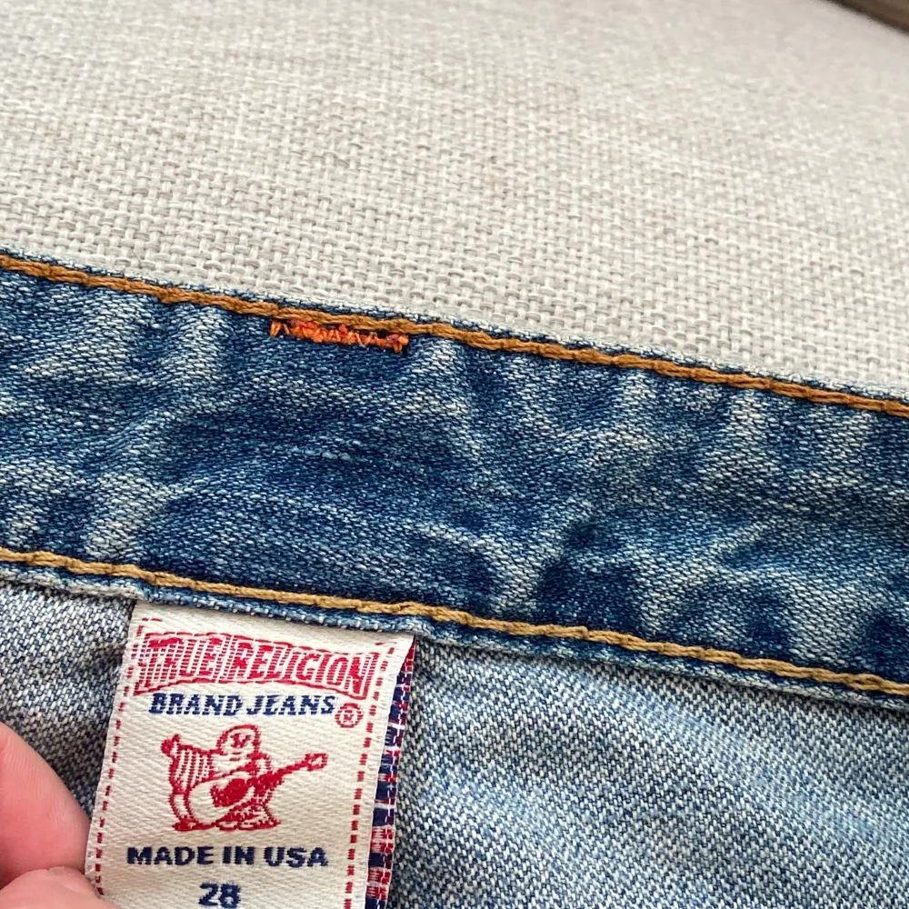 Jätte snygga ljusblåa true religion jeans med slitningar, passar dig som har storlek 34-36 . Jeans & Byxor.