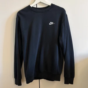 Sweatshirt - Säljer denna Nike tjocktröjan i strl S. Använd men i fint skick. Tryck gärna på ”köp nu”.