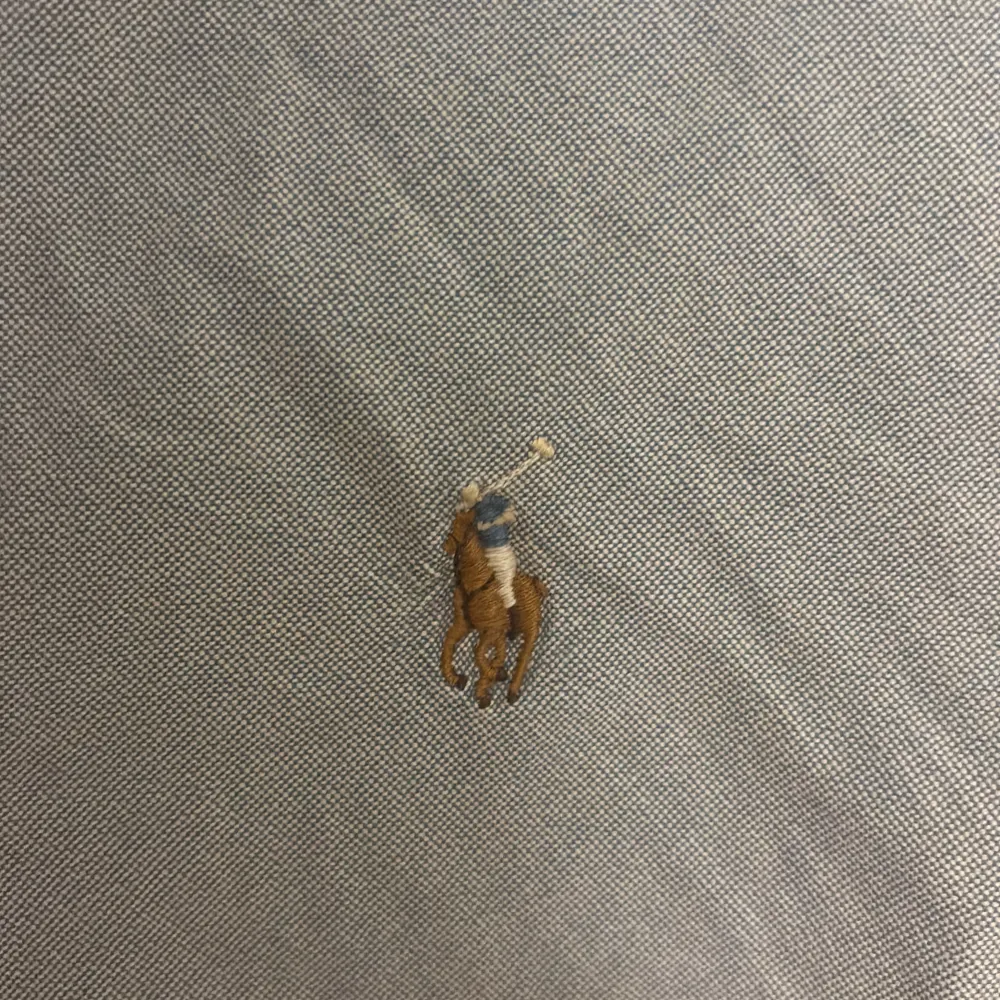 Hej säljer denna sjukt snygga Polo Ralph Lauren skjorta i storlek L slim fit. Denna är i 8,5 av 10 i skick då den är lite sliten som man ser på bild 3. Syns inte vid användning.  Hör gärna av dig vi några frågor. Nypris 1699. Mvh carusfasion. . Skjortor.