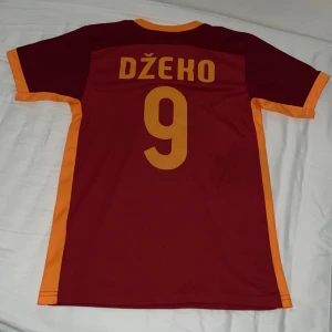 Dzeko AS Roma Fotbollströja  - Fet Dzeko fotbollströja säljs billigt. I bra skick, storlek xs. Skriv direkt om något undras🤙.