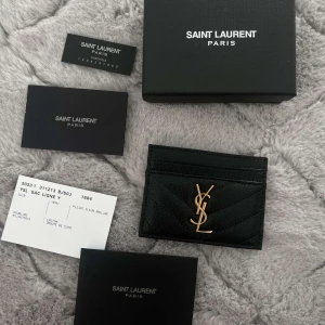 Saint Laurent plånbok  - Säljer nu denna fina ysl plånboken, ass snygg men har redan en annan så kände ej behoven utan den. Allt på bilden medföljer!  
