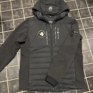 Sail racing  - Sail racing jacka/cardgian  Limited edition finns ej att köpa längre pris är runt 2800-3500 beroende på hemsida å sånt  Inga fel inga skador 
