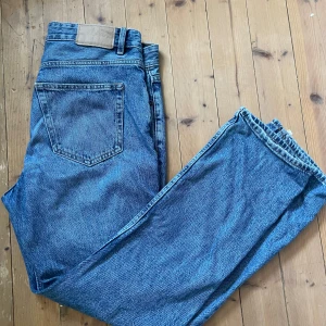 Jeans - Straight fit jeans från zara. Jeansen är använda endast ett par gånger och jag säljer då de är för stora. Priset är ej slaget i sten och kom gärna med prisförslag. Köp gärna genom plick. 