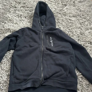 Sail Racing zip hood  - Jätte bra skick och bara använt några få gånger. Inte sönder någonstans