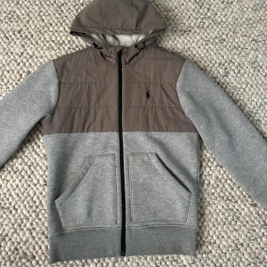 Raffe cardigan - säljer nu denna sjukt snygga och eftertraktade raffe cardigan perfekt nu till vintern! Är strlk xs och passar dig som är kring 177cm lång!  är i mycket fint skick🙌🏽 hör av er vid intresse🤝🏽