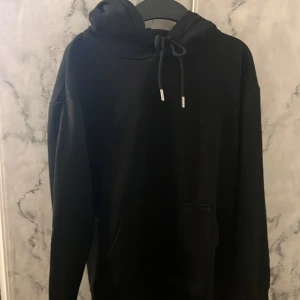 Svart hoodie - Kommer ej till användning 