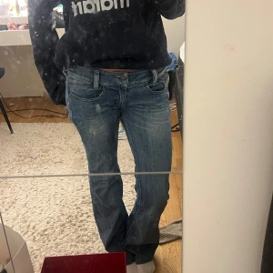 Blå jeans med bootcut - Säljer ett par snygga blå lågmidjade jeans med bootcut ifrån diesel. De är i bra skick med inga defekter! Storlek 28/34 skulle säga sitter som en S❣️❣️❤️
