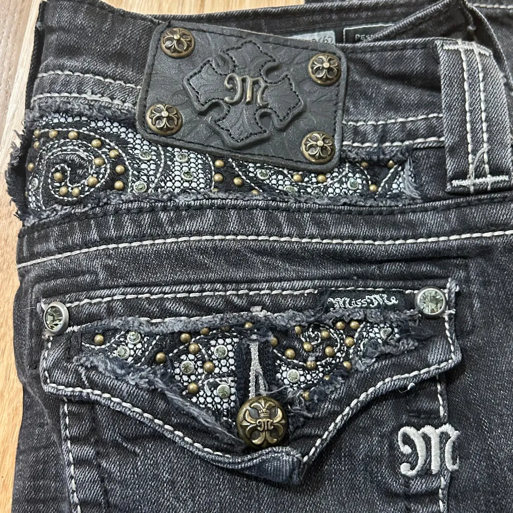 Väldigt fina och speciella jeans, i fint skick 💓 storlek 30, skulle säga S.   Säljes då dem tyvärr inte kommit till användning för mig.. . Jeans & Byxor.