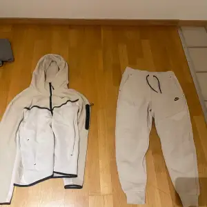 Nike teech tracksuit, nästan aldrig använd. Skick 10/10.